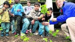 Inka Arabin pflanzt mit den Kindern am Familienzentrum ein B?umchen. Foto: Andr? Kempner