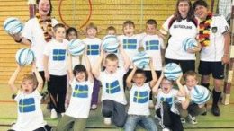 Im EM-Fieber sind die Kinder der Klasse 1 als Schweden-Team beim Fu?ballturnier. Foto: Andr? Kempner