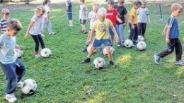 Bei der Fu?ball-AG lernen  Kinder den Ball kennen und erleben. Foto: Andr? Kempner