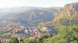 Blick ?ber die Altstadt von Travnik und die umliegenden Berge. Foto: Julian Nitzsche