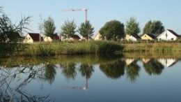 Der k?nstliche Teich im neuen Sch?nauer Wohngebiet AM STADTG?RTCHEN. Foto: Ralf Julke